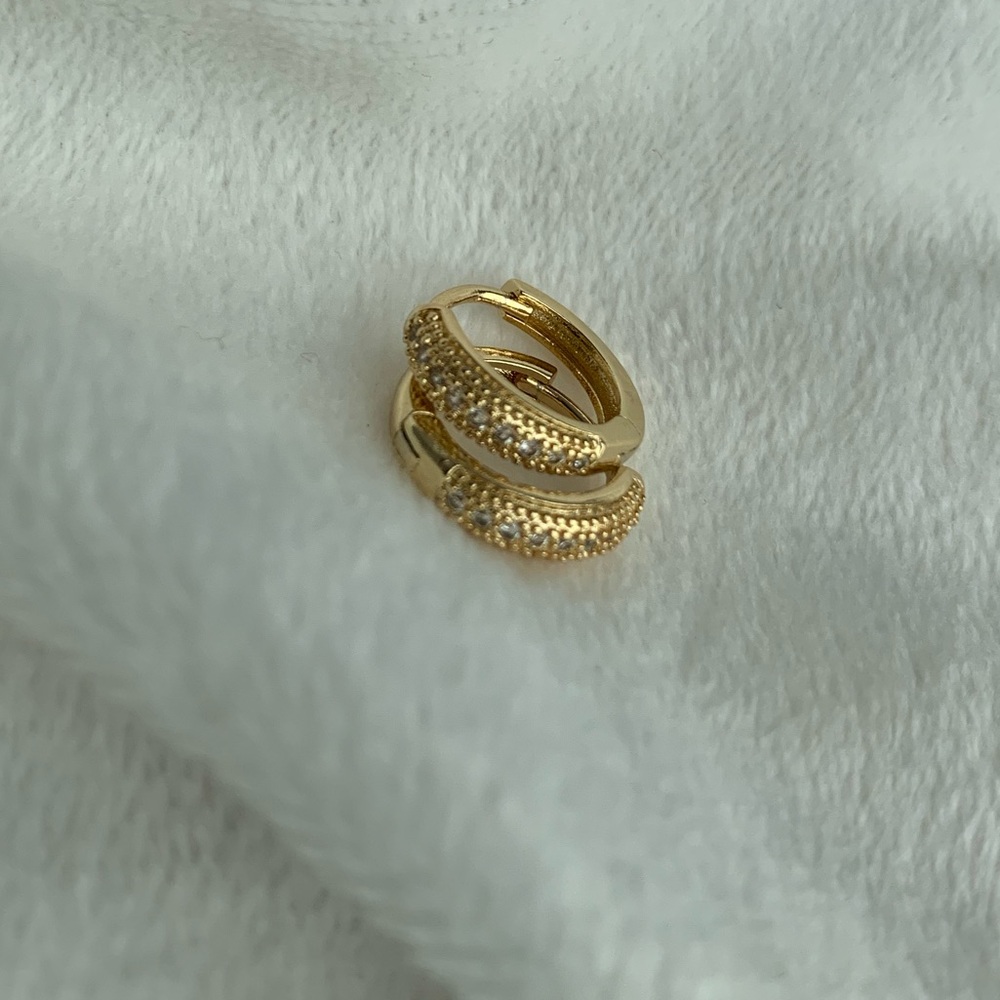FASHION Beautiful gold huggy bling earrings - Picture 1 of 8